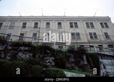 Parco Nazionale di Alcatraz, USA 6/1985. Isola di Alcatraz: Una piccola isola nella baia di San Francisco, 1,25 miglia (2,01 km) al largo di San Francisco, California, Stati Uniti. Alla metà del 19th ° secolo Alcatraz era un faro, una fortificazione militare, e una prigione militare. Nel 1934, l'isola fu trasformata in una prigione federale, il penitenziario federale di Alcatraz. La baia di San Francisco ha forti correnti intorno all'isola e le temperature dell'acqua fredda hanno reso la fuga quasi impossibile. La prigione divenne una delle più famose nella storia americana. La prigione è stata chiusa nel 1963, e l'isola è ora un grande turista. Foto Stock