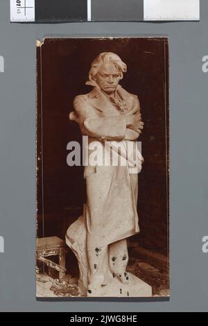 Modello di monumento di Ludwig van Beethoven (1770-1827) come decorazione della facciata della Filarmonica di Varsavia, di Władysław Mazur (1868-1931) - fotografia di scultura presso il laboratorio. Sconosciuto, fotografo Foto Stock