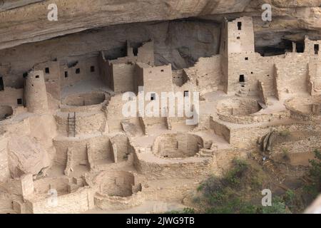 Gli ancestrali Pueblo costruirono comunità fiorenti sulle mesa e sulle scogliere di Mesa Verde Foto Stock