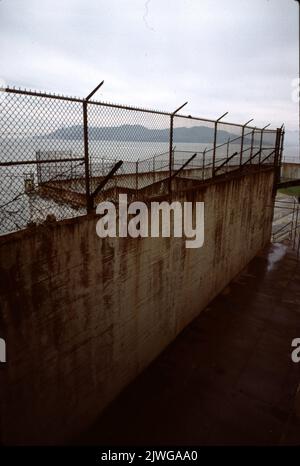 Parco Nazionale di Alcatraz, USA 6/1985. Isola di Alcatraz: Una piccola isola nella baia di San Francisco, 1,25 miglia (2,01 km) al largo di San Francisco, California, Stati Uniti. Alla metà del 19th ° secolo Alcatraz era un faro, una fortificazione militare, e una prigione militare. Nel 1934, l'isola fu trasformata in una prigione federale, il penitenziario federale di Alcatraz. La baia di San Francisco ha forti correnti intorno all'isola e le temperature dell'acqua fredda hanno reso la fuga quasi impossibile. La prigione divenne una delle più famose nella storia americana. La prigione è stata chiusa nel 1963, e l'isola è ora un grande turista. Foto Stock