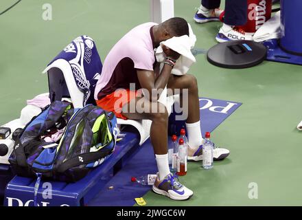 Flushing Meadow, United ha dichiarato. 05th Set, 2022. Frances Tiafoe reagisce dopo il punto di incontro sconfiggendo Rafael Nadal di Spagna in 4 set nel 4th ° turno al US Open Tennis Championships 2022 in Arthur Ashe Stadium presso l'USTA Billie Jean King National Tennis Center a New York City Lunedi, 5 settembre 2022. Foto di John Angelillo/UPI Credit: UPI/Alamy Live News Foto Stock