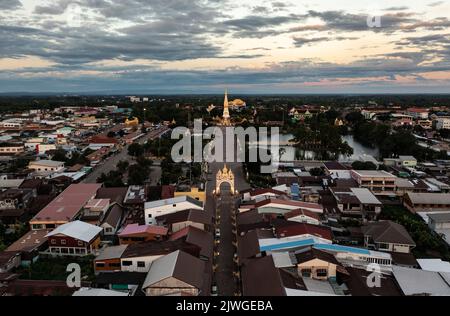 Phra che Phanom, un rispettoso della gente di Phanom di Nakhon alla pagoda d'oro, si insediano nel centro del tempio. Foto Stock