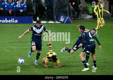 MELBOURNE, AUSTRALIA - 29 APRILE: Jake Brimmer di Melbourne Victory controlla la palla durante la partita di calcio Della A-League tra Melbourne Victory e Wellington Phoenix all'AAMI Park il 29 aprile 2022 a Melbourne, Australia. Credito: Dave Hewison Foto Stock