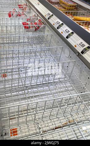 West Islip, New York, USA - 5 febbraio 2022: Contenitori di cibo vuoti che sono di solito pieni di tacchino macinato in un negozio di alimentari come la catena di approvvigionamento ha problemi Foto Stock