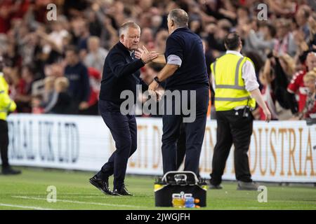 Chris Wilder manager di Middlesbrough scaglia le mani con Tony Mowbray manager di Sunderland dopo la partita del campionato Sky Bet Middlesbrough vs Sunderland al Riverside Stadium, Middlesbrough, Regno Unito, 5th settembre 2022 (Foto di James Heaton/News Images) Foto Stock