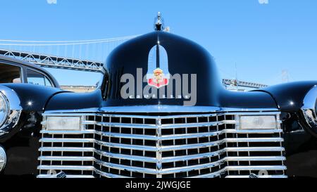 Logo a cresta in stile art deco sulla parte anteriore di una berlina Touring Cadillac Serie 63 del 1941; logo a cresta utilizzato sui Cadillacs modello 1942. Foto Stock