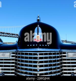 Logo a cresta in stile art deco sulla parte anteriore di una berlina Touring Cadillac Serie 63 del 1941; logo a cresta utilizzato sui Cadillacs modello 1942. Foto Stock