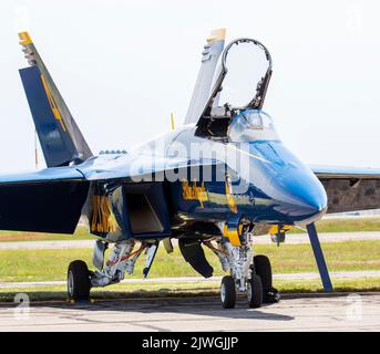 Farmingdale, New York, USA - 26 maggio 2022: Guardando un US Navy Blue Angels Jet con il suo pozzetto aperto parcheggiato all'aeroporto Republic di Long Island. Foto Stock