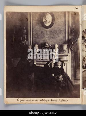 Varsavia. «Interno di appartamento nella vecchia casa di Malcz». (Nel soggiorno, la famiglia Chrząński: Anna Eleonora nee Kuhnke e Teodor Chrząński con la figlia Maria). Beyer, Karol (1818-1877), fotografo Foto Stock