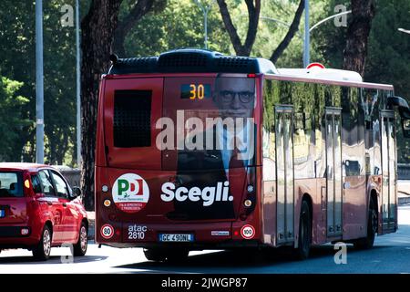 Roma, Italia. 05th Set, 2022. Un poster della campagna che mostra Enrico letta, leader del Partito democratico Italiano (PD), è raffigurato su un autobus di trasporto pubblico in vista delle elezioni generali del 25 settembre 2022. (Foto di Andrea Ronchini/Pacific Press) Credit: Pacific Press Media Production Corp./Alamy Live News Foto Stock