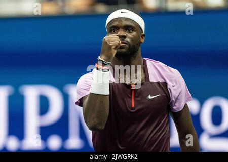 New York, Stati Uniti. 05th Set, 2022. Frances Tiafoe of USA reagisce durante il 4th° round dei campionati americani Open contro Rafael Nadal di Spagna all'USTA Billie Jean King National Tennis Center di New York il 5 settembre 2022. Tiafoe ha vinto in quattro set e si è trasferito per la prima volta ai quarti di finale agli Open. (Foto di Lev Radin/Sipa USA) Credit: Sipa USA/Alamy Live News Foto Stock