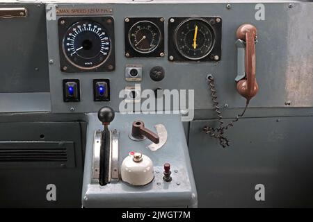 Interno del prototipo di treno inclinabile della British Rail, APT 1979 - treno passeggeri avanzato - Crewe, Cheshire, Inghilterra, Regno Unito Foto Stock