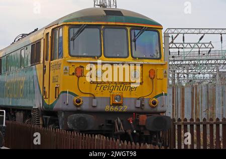 Parte anteriore della cabina British Rail Classe 86 AL6 - motore elettrico giallo Freightliner 86622 a Crewe, Cheshire, Inghilterra, Regno Unito, costruito nel 1960s Foto Stock