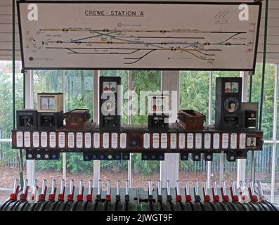 Tradizionale pannello di segnalazione ferroviario vittoriano e schema, Crewe Station A, a Cheshire, Inghilterra, Regno Unito, CW1 2DB Foto Stock