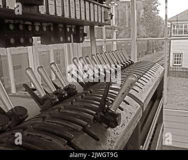 Immagine a seppia delle leve e del telaio della scatola di segnalazione elettrica, Crewe, Cheshire, Inghilterra, Regno Unito, CW1 2DB Foto Stock