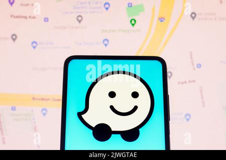 In questa illustrazione, il logo Waze viene visualizzato sullo schermo dello smartphone. Foto Stock