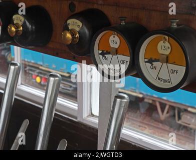 Indicatori scatola di segnalazione, ON, OFF, WRONG, Exeter West Signals, Crewe, Cheshire, Inghilterra, Regno Unito, CW1 - Heritage Center Foto Stock