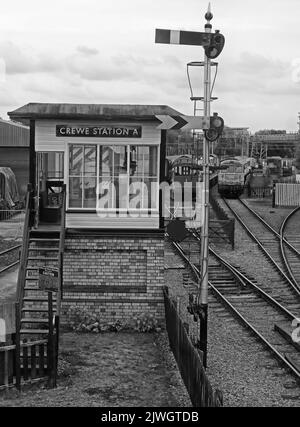 Bianco e nero tradizionale vittoriano stazione di segnaletica ferroviaria, Crewe Station A, a Cheshire, Inghilterra, Regno Unito, CW1 2DB Foto Stock