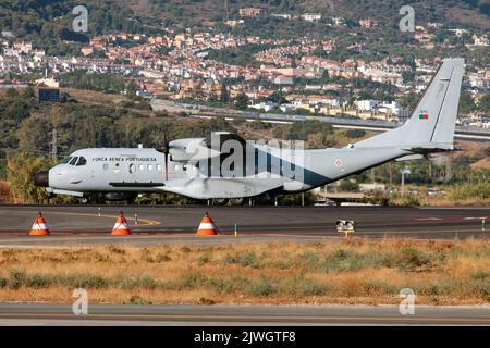 A Portugal Air ForceCASA C-295MP Persuader pronto per decollo dall'aeroporto di Malaga Costa del Sol. La CASA C-295 (ora Airbus C295) è un aereo da trasporto tattico medio progettato e inizialmente fabbricato dalla società aerospaziale spagnola CASA. L'aeronautica portoghese è la forza di guerra aerea del Portogallo. È il più giovane dei tre rami delle forze armate portoghesi. Foto Stock