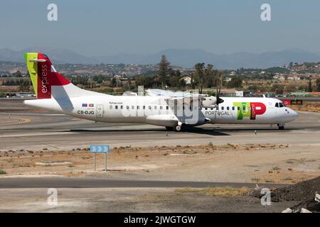 Un TAP Express ATR 72 pronto per il volo di ritorno a casa sua, Lisbon.TAP Express è un marchio di compagnia aerea regionale portoghese per TAP Air Portugal che gestisce rotte a corto e medio raggio. Foto Stock