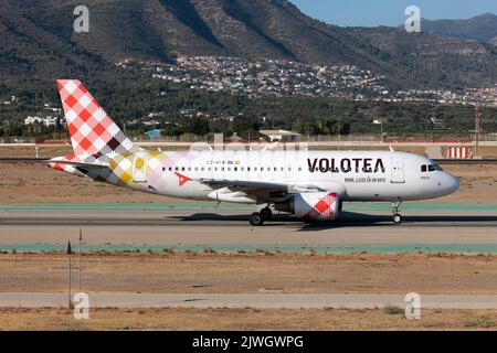 Malaga, Spagna. 21st ago, 2022. Un Volotea Airbus 319 visto a Malaga Costa del Sol Airport.Volotea è una compagnia aerea spagnola low-cost registrata in Spagna, con basi in Spagna, Italia, Francia e Grecia. (Foto di Fabrizio Gandolfo/SOPA Images/Sipa USA) Credit: Sipa USA/Alamy Live News Foto Stock