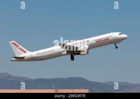 Un Airbus Jet2.com (SmartLynx Malta) 321 decade dall'aeroporto di Malaga.SmartLynx Airlines Limited è una compagnia aerea charter che opera voli in leasing, voli charter di vacanze e voli charter passeggeri ad hoc in Europa, Africa e Asia. Jet2 è una compagnia aerea britannica low-cost per il tempo libero che offre voli di linea e charter dal Regno Unito. Dal 2022, è la terza compagnia aerea di linea più grande del Regno Unito, dietro EasyJet e British Airways. Jet2.com è anche ufficialmente il secondo tour operator più grande del Regno Unito dietro TUI. (Foto di Fabrizio Gandolfo/SOPA Images/Sipa USA) Foto Stock