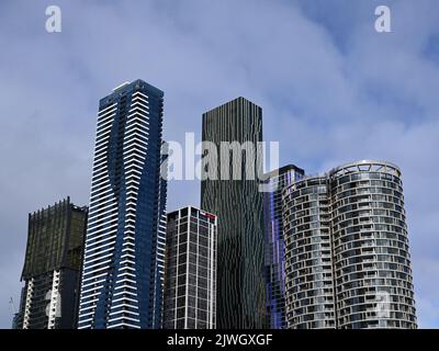 Torreggianti grattacieli nel CBD di Melbourne, incluso l'edificio UniLodge, visto dal nord-ovest del centro città Foto Stock