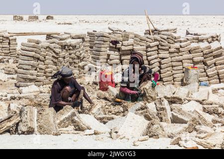 DANAKIL, ETIOPIA - 24 MARZO 2019: Minatori di sale di tribù afar nella depressione di Danakil, Etiopia. Foto Stock