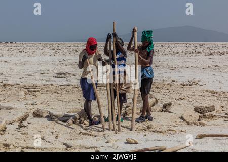 DANAKIL, ETIOPIA - 24 MARZO 2019: Minatori di sale di tribù afar nella depressione di Danakil, Etiopia. Foto Stock