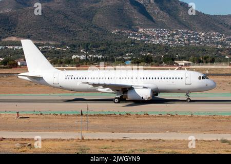 Malaga, Spagna. 21st ago, 2022. Un Condor (Heston Airlines) Airbus 320 che parte dall'aeroporto di Malaga Costa del Sol. Heston Airlines è una compagnia aerea lituana charter. Lanciato nel 2021, Heston gestisce gli Airbus A320-200 e A330-200. (Credit Image: © Fabrizio Gandolfo/SOPA Images via ZUMA Press Wire) Foto Stock