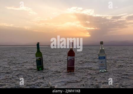 DANAKIL, ETIOPIA - 24 MARZO 2019: Bottiglie di alcool alla pianura di sale nella depressione di Danakil, Etiopia. Foto Stock