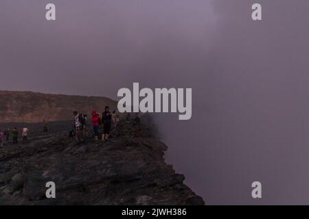 AFAR, ETIOPIA - 26 MARZO 2019: Turisti ai margini del cratere del vulcano Erta Ale nella depressione di Afar, Etiopia Foto Stock