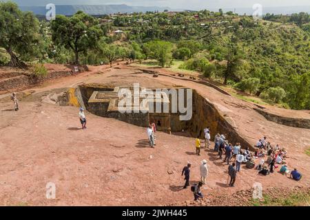 LALIBELA, ETIOPIA - 29 MARZO 2019: Gruppo di turisti visita San Giorgio (Bet Giyorgis) chiesa scavata nella roccia a Lalibela, Etiopia Foto Stock