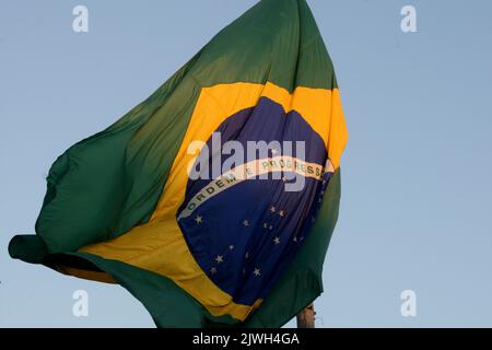 salvador, bahia, brasile - 5 settembre 2022: Bandiera del Brasile è visto su un flagpole nella città di Salvador. Foto Stock