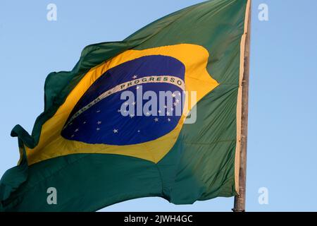 salvador, bahia, brasile - 5 settembre 2022: Bandiera del Brasile è visto su un flagpole nella città di Salvador. Foto Stock