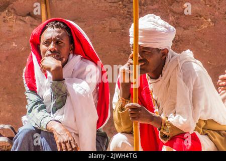 LALIBELA, ETIOPIA - 29 MARZO 2019: Pellegrini cristiani di fronte a Bet Maryam, chiesa di Lalibela, Etiopia Foto Stock