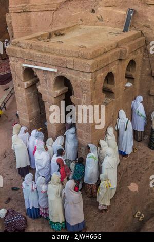 LALIBELA, ETIOPIA - 31 MARZO 2019: Gruppo di adoratori durante il servizio domenicale a Bet Maryam, chiesa scavata nella roccia a Lalibela, Etiopia Foto Stock