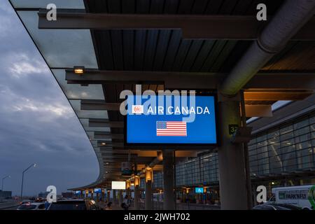 Insegna Air Canada al marciapiede dei passeggeri all'aeroporto Pearson International di Toronto la mattina presto, Mississauga, Canada Foto Stock