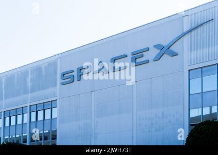 Hawthorne, California, Stati Uniti - 5 luglio 2022: Primo piano del cartello SpaceX presso la sede centrale di Hawthorne, California. Foto Stock