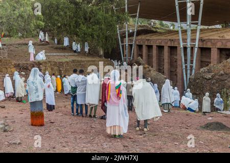 LALIBELA, ETIOPIA - 31 MARZO 2019: Gruppo di devoti durante un servizio domenicale a Bet Medhane Alem, chiesa sassata a Lalibela, Etiopia Foto Stock