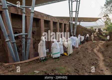 LALIBELA, ETIOPIA - 31 MARZO 2019: Gruppo di devoti durante un servizio domenicale a Bet Medhane Alem, chiesa sassata a Lalibela, Etiopia Foto Stock