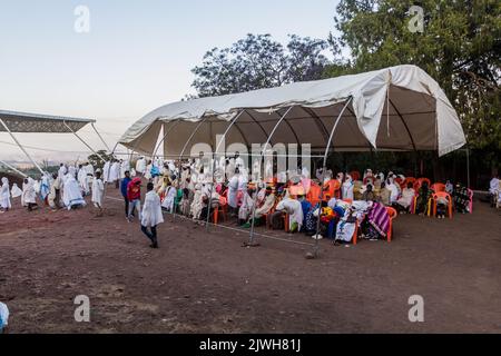 LALIBELA, ETIOPIA - 31 MARZO 2019: Gruppo di devoti durante un servizio domenicale a Bet Medhane Alem, chiesa sassata a Lalibela, Etiopia Foto Stock