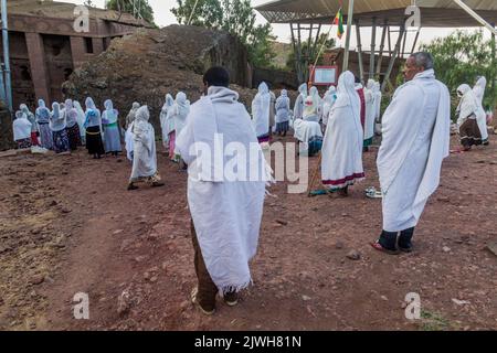 LALIBELA, ETIOPIA - 31 MARZO 2019: Gruppo di devoti durante il servizio domenicale a Bet Medhane Alem, chiesa scavata nella roccia a Lalibela, Etiopia Foto Stock