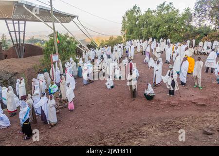 LALIBELA, ETIOPIA - 31 MARZO 2019: Gruppo di devoti durante il servizio domenicale a Bet Medhane Alem, chiesa scavata nella roccia a Lalibela, Etiopia Foto Stock