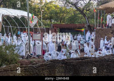 LALIBELA, ETIOPIA - 31 MARZO 2019: Gruppo di adoratori durante il servizio domenicale a Bet Medhane Alem, chiesa scavata nella roccia a Lalibela, Etiopia Foto Stock