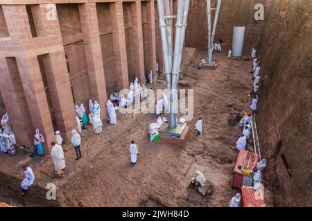 LALIBELA, ETIOPIA - 31 MARZO 2019: Gruppo di adoratori durante il servizio domenicale a Bet Medhane Alem, chiesa scavata nella roccia a Lalibela, Etiopia Foto Stock