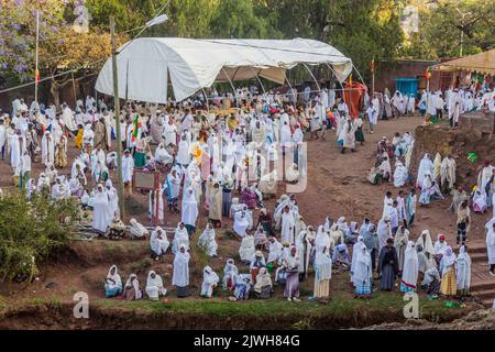 LALIBELA, ETIOPIA - 31 MARZO 2019: Gruppo di adoratori durante il servizio domenicale a Bet Medhane Alem, chiesa scavata nella roccia a Lalibela, Etiopia Foto Stock