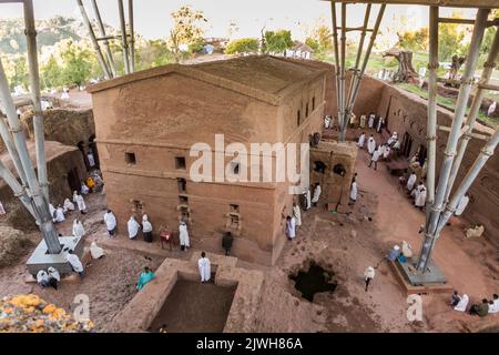 LALIBELA, ETIOPIA - 31 MARZO 2019: Gruppo di adoratori durante il servizio domenicale a Bet Maryam, chiesa scavata nella roccia a Lalibela, Etiopia Foto Stock