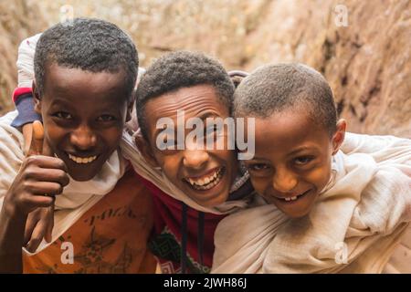 LALIBELA, ETIOPIA - 31 MARZO 2019: Gruppo di ragazzi a Lalibela, Etiopia Foto Stock