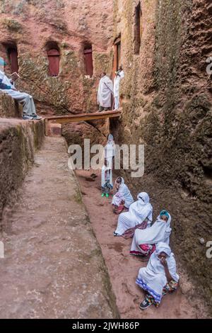 LALIBELA, ETIOPIA - 31 MARZO 2019: Gruppo di adoratori durante il servizio domenicale alle chiese scavate nella roccia a Lalibela, Etiopia Foto Stock